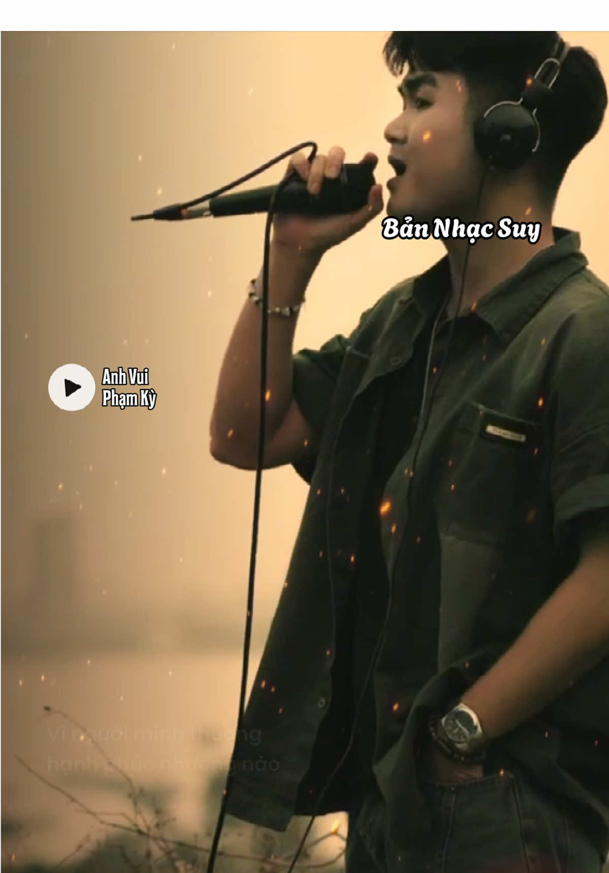 Anh vui đến nổi nghẹn ngào nhìn người ta cầm nhẫn cưới trao… “Anh Vui - Phạm Kỳ” #anhvui #phamky #bannhacsuy #xh 
