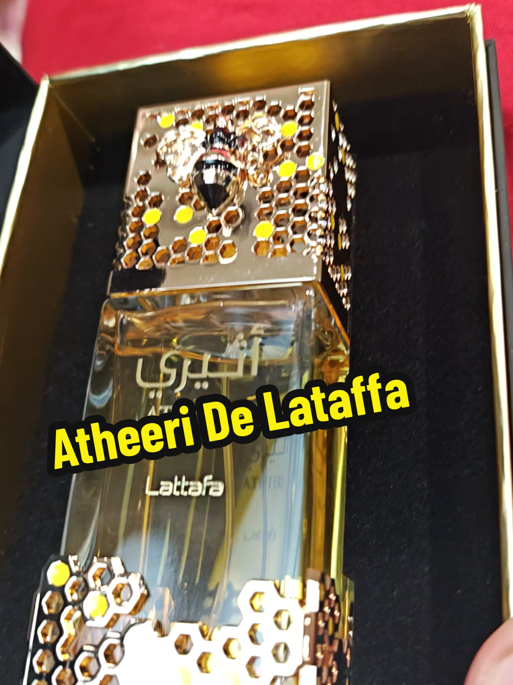 Atheeri de Lattafa Perfumes é um perfume Oriental Floral Feminino. Esta é uma nova fragrância. Atheeri foi lançada em 2025.  As notas de topo são: Flor de Maracujá e Gota de Orvalho.  As notas de coração são: Orquídea e Jasmim.  As notas de fundo são: Baunilha e Madeira de Âmbar.
