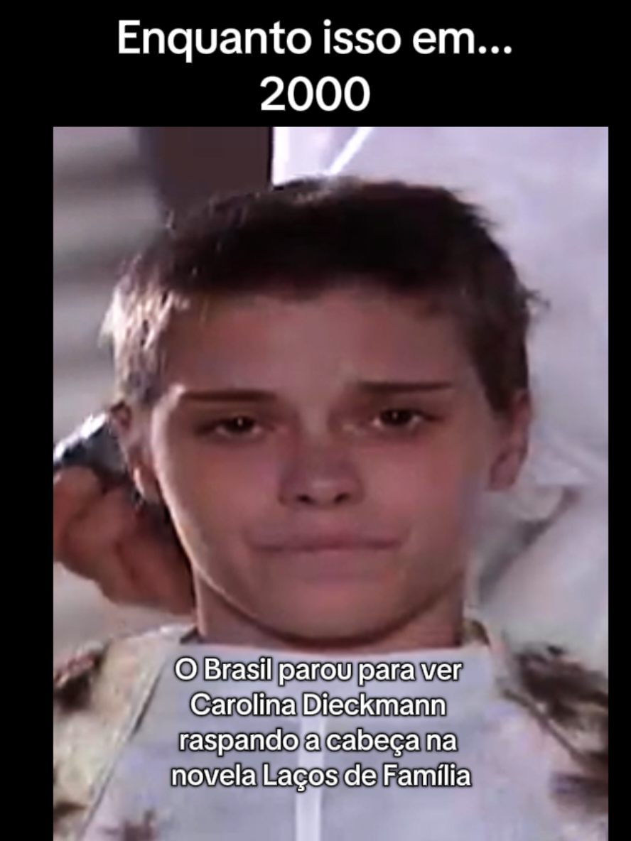 Na cena icônica da novela Laços de Família (2000), em que a personagem Camila, interpretada por Carolina Dieckmann, raspa a cabeça devido ao tratamento contra a leucemia, a música que toca ao fundo é 