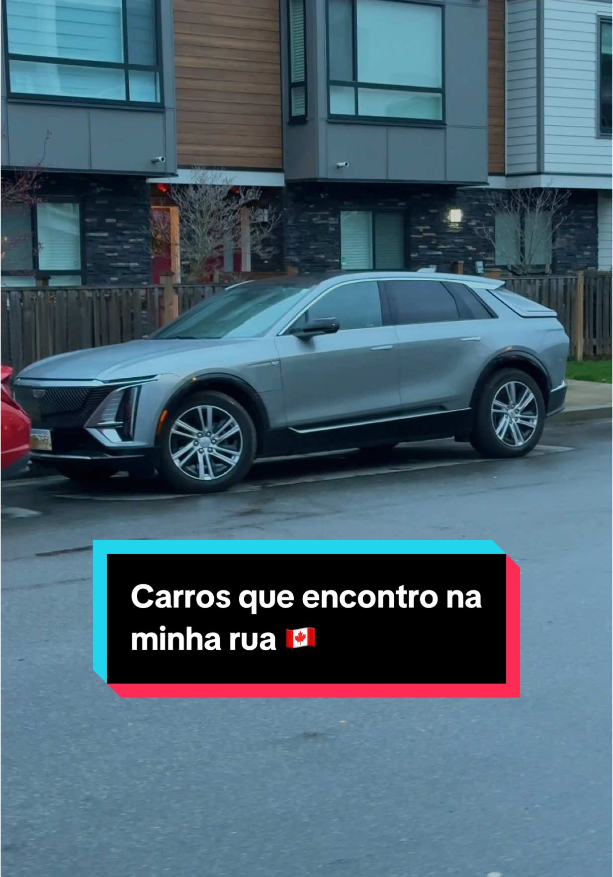 Olha aí os pau véio que encontro estacionados na rua no bairro onde moro aqui no Canadá. Garagem na maioria das vezes acaba virando uma academia, oficina, ou só pra guardar tralha mesmo. E os carros acabam ficando pra fora. Já viu algum carro desses? #brasileirosnocanada #carros #carrosdiferentes #morarnocanada #vidanocanada #carrosdeluxo 