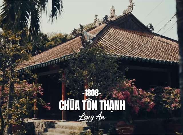 Ngoài câu chuyện về cụ Nguyễn Đình Chiểu và bài Văn Tế Nghĩa Sĩ Cần Giuộc thì chùa Tôn Thạnh cũng là một ngôi cổ tự hiếm hoi ở miền Tây giữ nguyên được nét kiến trúc hoàn toàn bằng gỗ từ bên ngoài đến bên trong chánh điện, và vẫn rất kiên cố dù đã trải qua gần 200 năm. #chuàtônthạnh #chuatonthanhcangiuoclongan #nguyendinhchieu #vantenghiasicangiuoc #diaphuongchi
