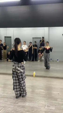 Dạ lớp của @𝐏𝐎𝐎𝐍𝐆 𝐂𝐫𝐞𝐰 🙏🏻   Dc:@Nhan Dat 🦁.  #vogue #cho#choreographyp #dance 