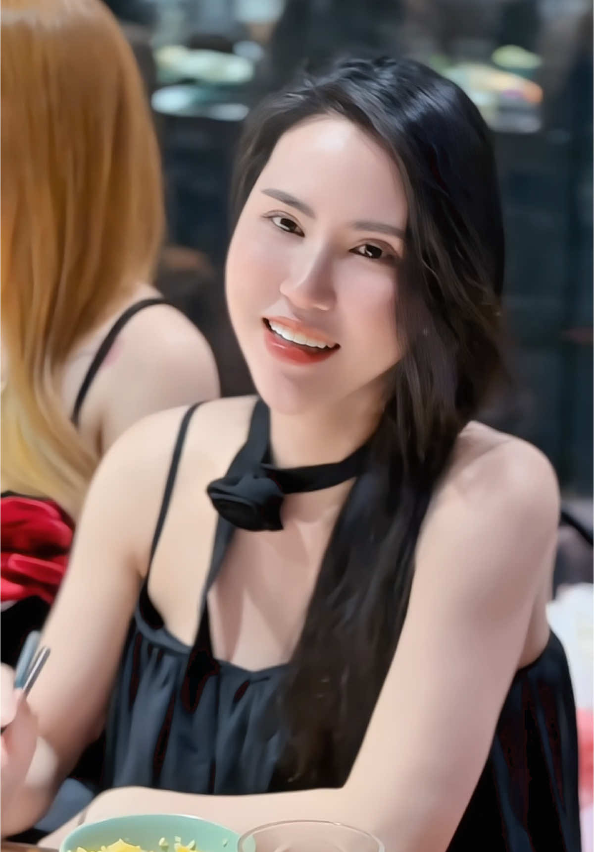 Giữa dòng đời hối hả, ta dễ dàng lầm tưởng những mối quan hệ xã giao là chân tình, những nụ cười xã giao là sẻ chia.  Nhưng chỉ khi đối diện với những khúc quanh gai góc của cuộc đời, ta mới nhận ra, ai là bạn đồng hành, ai chỉ là người qua đường.