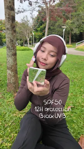 seriously best ye pakai sunscreen powder ni 😍 memang function kalau u selalu buat aktiviti outdoor.  #fyp #fypp #carslan #sunscreenviral #sunscreen #carslanpowder #pressedpowder #oilcontrol #makeup #waterproof #basemakeup #makeuphacks 