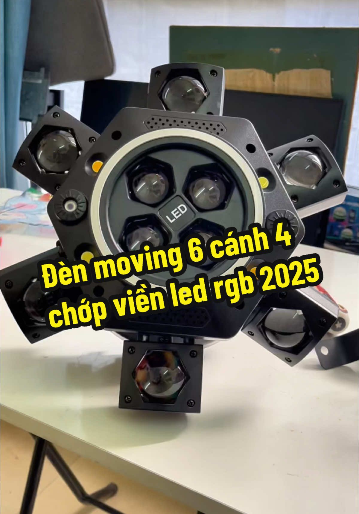 Đèn sân khấu 6 cánh 4 chớp viền led 2025. #emoled #densankhau #denled #denkaraok #den6canh #den6canhvienled #denledsankhau 