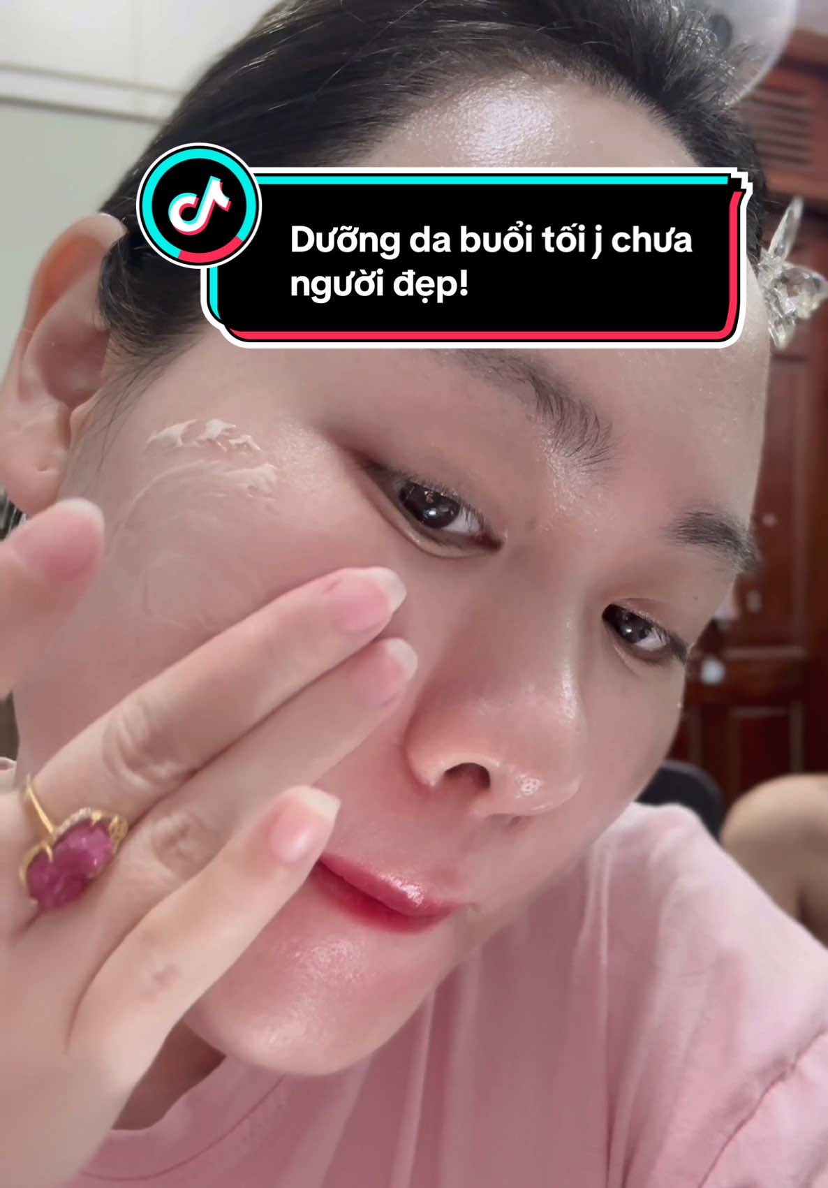 Tối phải dưỡng đậm sâu bóng nhẫy như thế này mới yên tâm! Da mọng, núng nính. Đêm tui dùng hệ dưỡng tái sinh Whoo. Chất từ toner luôn!  Riêng bôi kem thui tui sẽ thoa massage bằng tay + máy 15p. Để kem thấm từng lỗ chân lông, từ đó mờ nhăn, da căng bóng, núng nính.  Tính tổng các bước dưỡng da : toner -> tinh chất -> sữa dưỡng -> kem mắt -> retinol -> kem dưỡng chắc ~ 40p 🤣 giữa các bước cũng phải nghỉ và bôi thoa dùng độ ấm nóng của lòng bàn tay là siêu đã luôn!  Các bà nhớ dưỡng tối đậm sâu tí nhé. Đêm phải dưỡng tái sinh để da khoẻ, mềm mọng, mịn màng- khác vs hệ dưỡng ngày nha!#u40vẫnphaixinhđẹp #skincare #whoo 