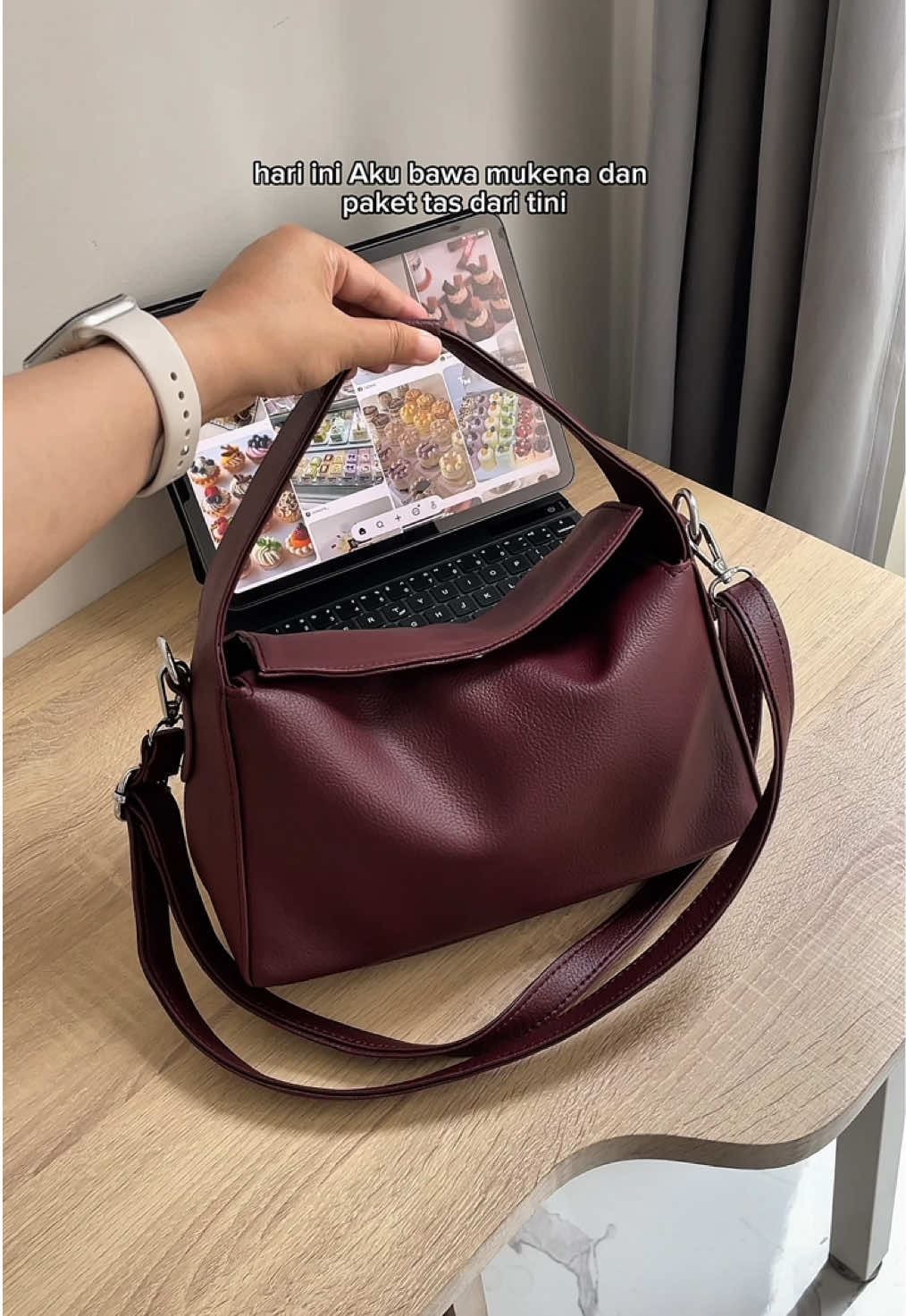 warnanya kaya merah maroon #tas #taswanita #tasperempuan #shoulderbag #slingbag #handbag 