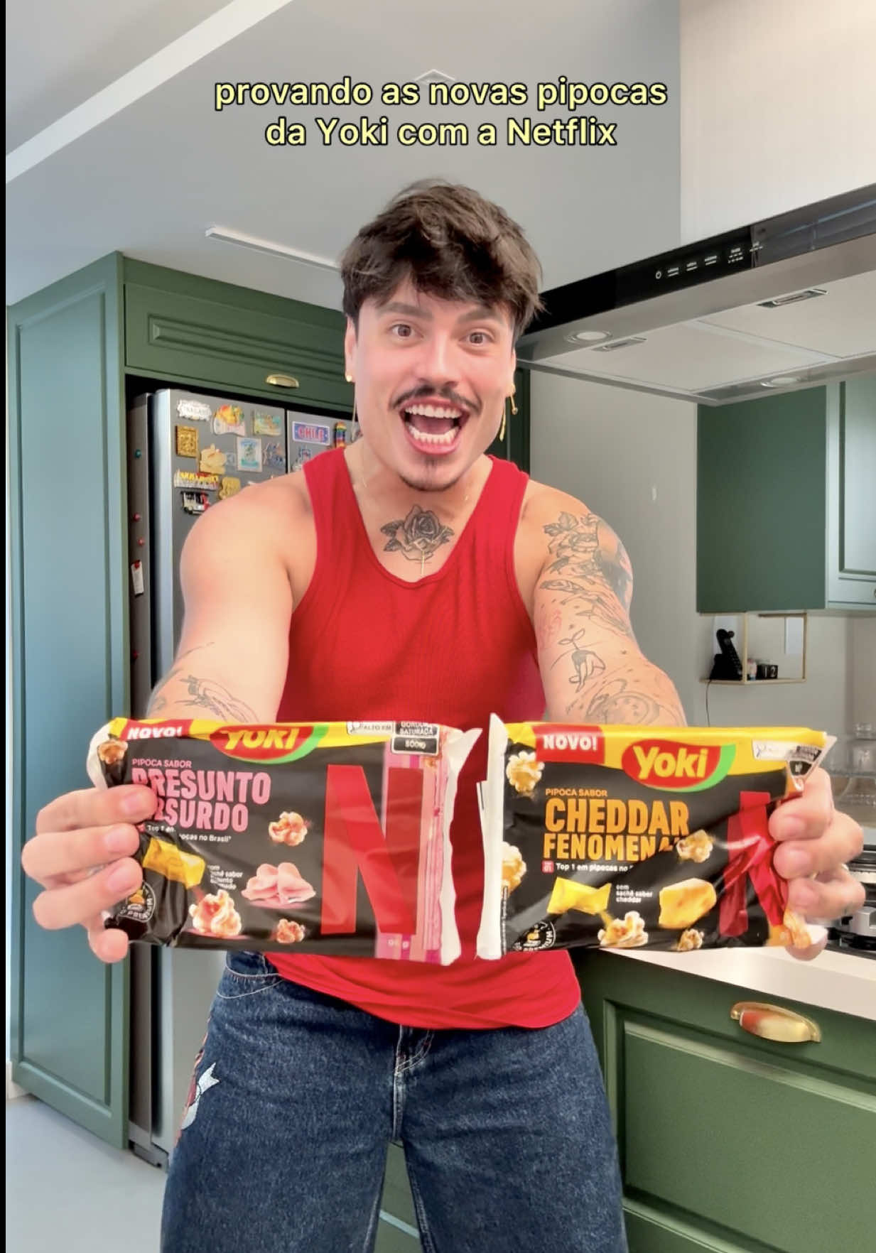 EU E O @Porquinho da Paulista SOMOS PIPOQUÍFERAS! Gente, esses novos sabores Presunto Absurdo e Cheddar Fenomenal da @Yoki Brasil são TUDO! Amei muito essa parceria com a @Netflix Brasil! Corre lá pra experimentar e aproveita pra seguir eles também! #YokiENetflix #bomtalpubli 