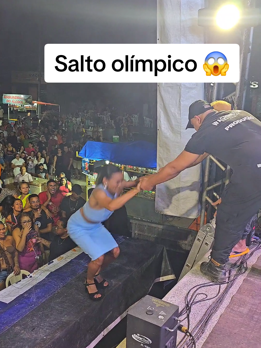 Do nada ela pulou as caixas e se jogou no palco ! Deu show do início ao fim !! Gostei da coragem e ousadia dela.. os ousados se destacam.....#washingtonbrasileiro #piseiro #danca #forró #videoviral #rodeio #Vaquejada #musica #music #dance #top #saojoao 