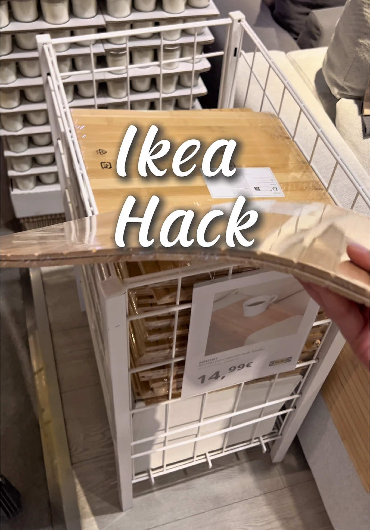 kea Hack De mi última visita a @IKEA.España surgieron varias ideas para sacarle más partido a mis ratitos de sofá 💡  Entre ellas este soporte para el brazo de sofá con la Alfombra Rödeby y la bandeja de bambú OSTBIT  Simplemente las uní con cinta de doble cara y listo.  Ya solo me queda acomodar mi Sofá modelo Dublín de Tapizados Hernández  y disfrutar de un rato de desconexión.  😘😘😘 #ikeahacks #ikea #sofa #decoracioninterior #DIY #homeideas 