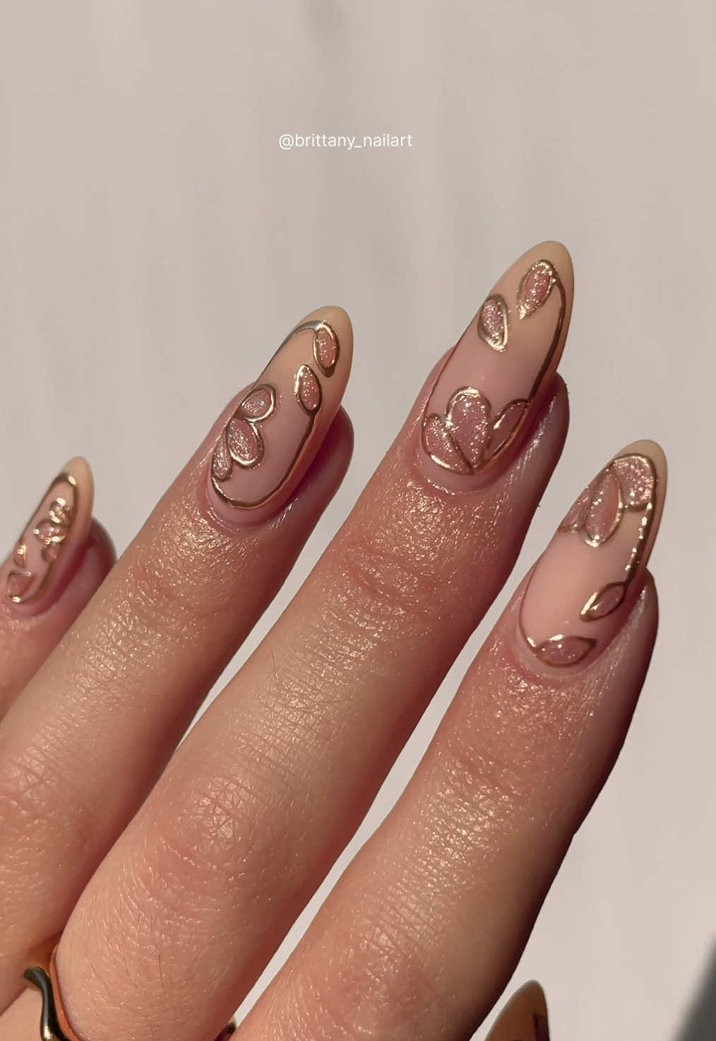 Replying to @Zhafira Zeta pls forgive me xoxox sooooo I painted these in August 2024… said I would post the tutorial in January but I blinked and it’s May? SO SORRY 😭 This design took me so long and I had a nightmare with the isolated chrome but it was so worth it because I love them! I painted this on both hands for my friends wedding last year and it legit took me 7 hours 💀 there must be an easier and quicker way?! Will link everything I used in my bio 🫶🏼 __________ #nails #nailart #naildesigns #nailtok #nailtutorial #summernails #flowernails #chromenails #fyp #diynails #nailsathome 