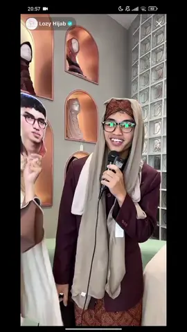 suara nya bagus sebener nya Cuma malu 😅@Lozy Hijab @tulussadw #masbatik #fypシ゚ #fyp 
