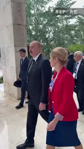 🇦🇿🇪🇺 Президент Ильхам Алиев встретился с представителем ЕС Кайей Каллас в рамках 6-го саммита «Европейского политического сообщества» в Албании Очередной элегантный поступок главы государства — Президент Ильхам Алиев взял зонт у Кайи Каллас, чтобы укрыть её от дождя, проявив уважение и внимание.