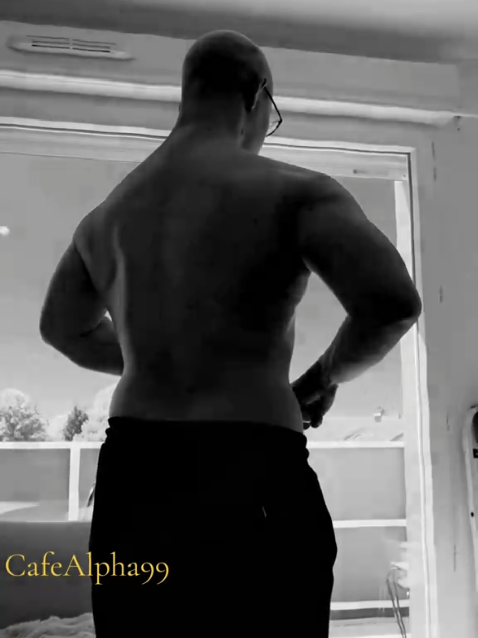 petit posing des dorsaux, je me suis amélioré, j'arrive enfin la traction à 82-3kg environ et 65x8 sur la poulie #muscu #GymTok #gym #gymrat #gymrats #musculation #musculação #Fitness #fitnessmotivation 