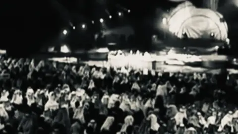 مشكله لا جات حاجتـك بيديـن البخيـل مايفكـك ليـن تدفـع كثـر مايدفـعـه ومشكله لا صرت مطعون بكفوف الدخيل في ظهرك اربع خناجر وبالصدر اربعه ومشكله لا ضاق بالوقت رجـالً ثقيـل يطلـب احبابـه وعيـا زمانـه ينفعـه #حامد_زيد #explore 