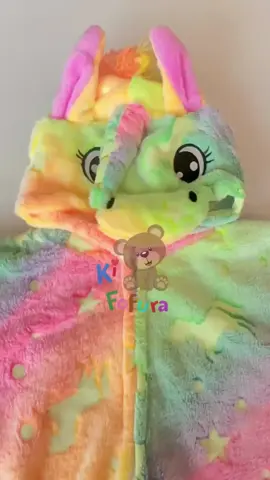 🦄✨ Macacão Pijama Infantil Unicórnio Kigurumi – Envio Imediato Para noites de sono mágicas e cheias de estilo! . 🌈 Características Principais . 🔹 Design Encantador: Com capô que simula o rosto de um unicórnio, chifrezinho dourado e cauda colorida. 🔹 Conforto Superior: Feito em tecido soft ou plush, proporcionando toque macio e quentinho. 🔹 Praticidade: Fechamento frontal com zíper ou botões, facilitando o uso e a troca. 🔹 Tamanhos Variados: Disponível em diversos tamanhos, atendendo crianças de 2 a 16 anos. 🔹 Cores Vibrantes: Estampas em tons de rosa, azul, lilás e arco-íris, para agradar todos os gostos . 💸 R$89,90 💳 12x R$8,72 🔗 https://s.shopee.com.br/4L6nB64YI4