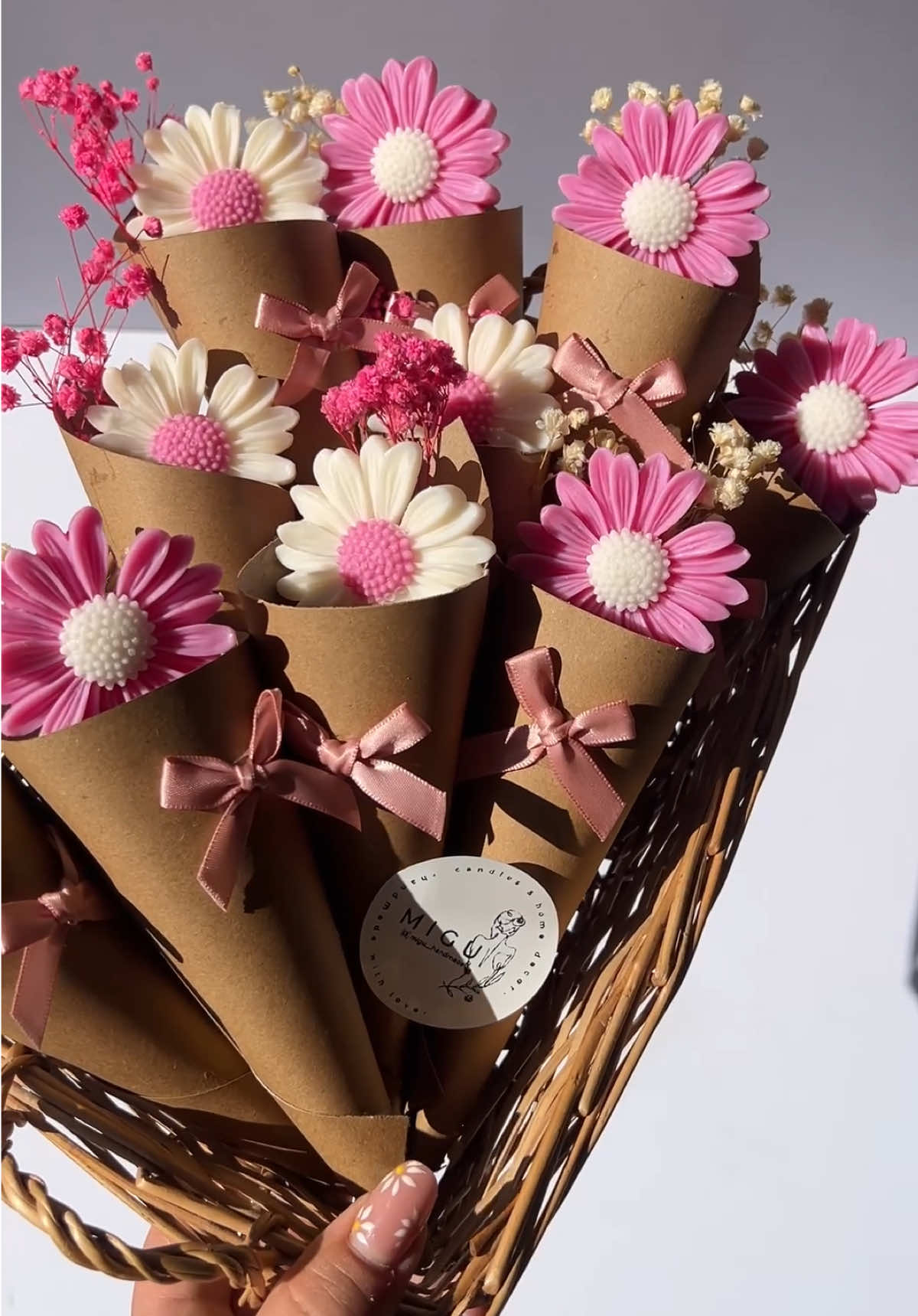 Adorable handmade scented daisies made of soy wax as a thank-you gift for party guests! 🌸 What do you think? Let me know in the comments! 🌸🤍 #daisy #flower #flowers #candle #soycandle #soywax #flowerstagram #gift #giftforguests #giftideas #giftideasforher #giftoflove #handmade #handmadewithlove❤️ #switzerland #schweiz #ticino #ticinoswitzerland #handmadeswitzerland #spring #Summer #SmallBusiness #smallbusinessowner