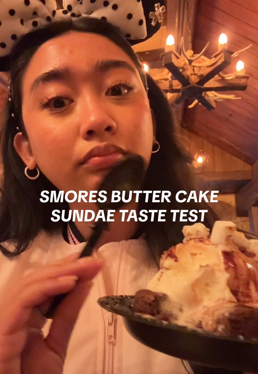 I’m a sucker for a warm dessert with ice cream on top!! 😍🤍 need this again expeditiously #disney #disneyfood #tastetest #newfoodatdisneyland 