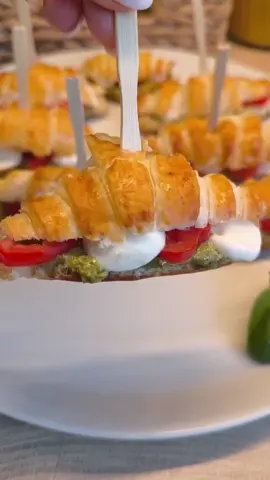 Caprese Croissant  #schnellerezepte #einfacherezepte #frühstück #snack #caprese #przystawki #appetizer #fyp #przekaska #CapCut 