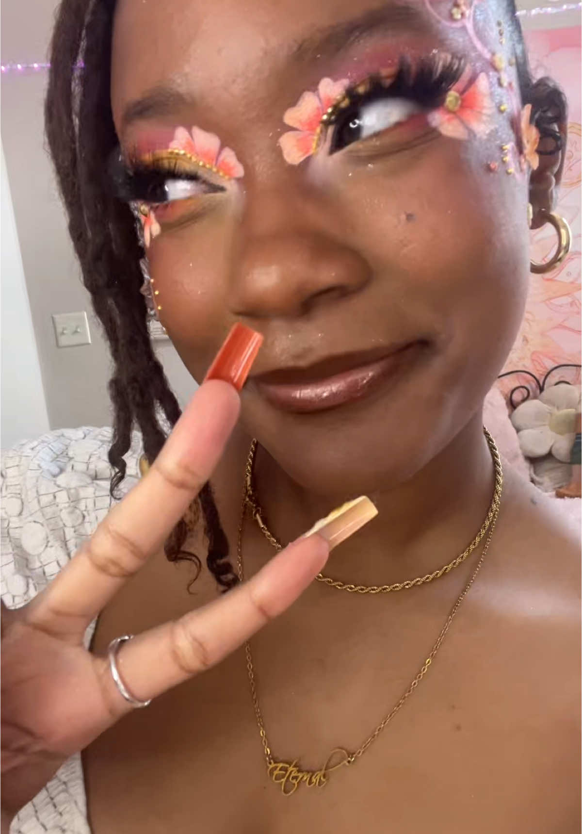 AHHHH do yall like this oneee? 🤭 #mua #creativemakeup #makeupinspo #smallmua #makeupartist #flowermakeup #colorfulmakeup #nailart @Maybelline NY @NYX Professional Makeup @e.l.f. Cosmetics @KimChi Chic Beauty @Glisten Cosmetics LTD @Profusion @Beauty Creations Cosmetics 