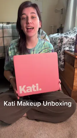 I got this makeup bundle box from Kati, here the speed run of everything I got. I originally filmed a full unboxing but then took the speed run for a friend and liked it better 🤣 @Kati Makeup Place #kati #katimakeup #katimakeupbundle #fyp #unboxingvideo #speedrun #makeup #humortiktok #funnyvideos #makeupreview 