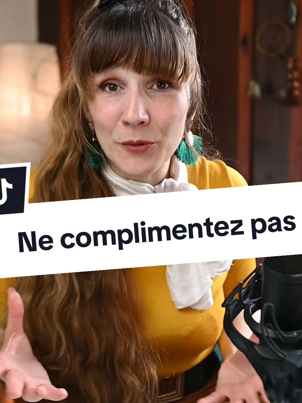 L’ART DE DONNER (ET DE RECEVOIR) UN COMPLIMENT. 🎯 1. Ne complimentez pas sur l’évidence. Le grand garçon sait déjà qu’il est grand. L’actrice célèbre a déjà entendu 1 000 fois qu’elle est belle. Ce n’est pas un compliment, c’est une redite. 👉 Complimentez le progrès. Quelque chose qu’ils sont en train d’améliorer. Quelque chose qu’ils ne maîtrisent pas encore à 100 %. 🎯 Exemple : « J’ai remarqué que tu parlais plus posément ces temps-ci. C’est super agréable. » ou « Tu t’améliores tellement en prise de parole, c’est fluide et clair. » C’est concret. C’est inattendu. C’est marquant. 2. Apprenez à recevoir un compliment. Quelqu’un vous dit : — « Tu es magnifique aujourd’hui. » Et vous répondez : ❌ « Toi aussi ! » (par réflexe miroir) Non. Ce n’est pas sincère. Ce n’est pas nécessaire. ✅ Dites simplement : « Merci beaucoup, c’est très gentil. » Et passez à autre chose, naturellement. Pas besoin de rendre un compliment si ce n’est pas spontané. Acceptez-le avec grâce. C’est déjà un cadeau en soi. 🌙 Je suis Lune Delachance, coach en communication. Et oui, même les compliments se cultivent avec tact et élégance.__ Envie d’aller plus loin ? Je vous explique les 3 étapes essentielles d’une communication impactante et reconnectée. 👉 La vidéo est disponible via le lien dans ma bio #charisme #relationauthentique #intelligenceemotionnelle #donnerrecevoir #communicationfine