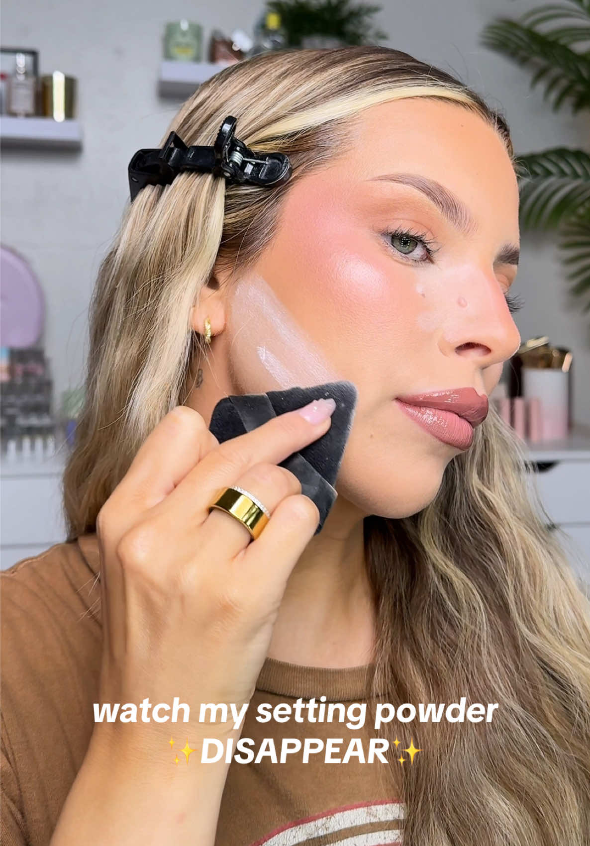 It’s called powder melt for a reason 🤩 By far, my favorite setting spray launch this year! Using the new @ONE SIZE BEAUTY powder melt setting spray ✨ #makeup #newmakeup #onesize #onesizebeauty #onesizesettingspray #settingspray #settingspraytest #glowymakeup 