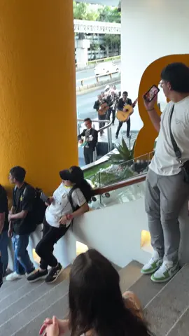 Serenata, regalos y puro amor para las pollas en el hotel de CDMX 🐣 Son grandes 🤍