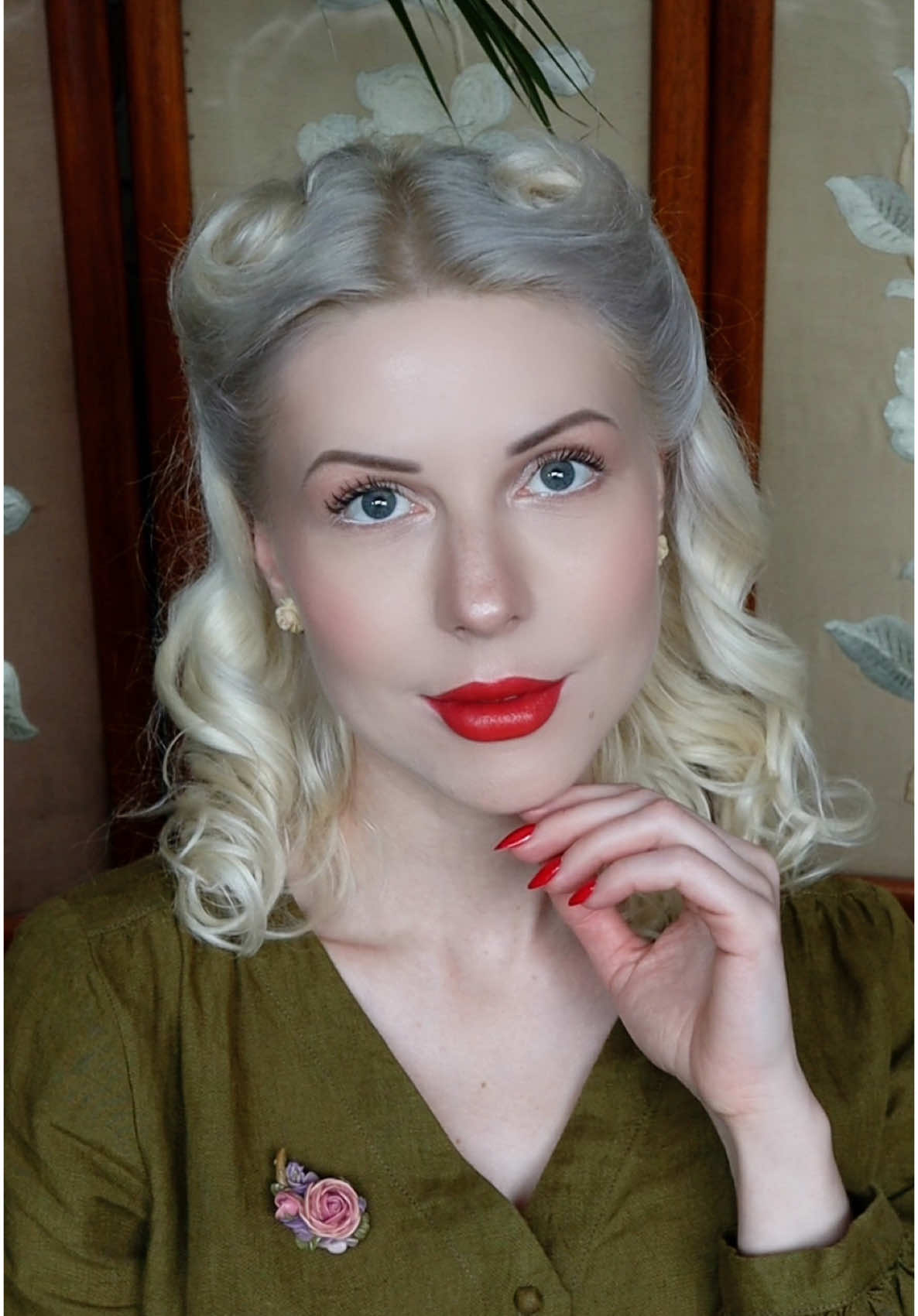 ✨ Victory Rolls — a timeless hairstyle that never goes out of style ✨ Today I’m creating this iconic vintage look with straight hair, and I’m taking you behind the scenes! Want to learn how to do it yourself? 🎀 Head over to my YouTube channel @fiorevanil for the full step-by-step tutorial! Let’s bring a touch of old Hollywood glamour into your routine 💋 #VictoryRolls #VintageHair #RetroStyle #OldHollywood #HairTutorial #VintageBeauty #YouTubeHairTutorial #fiorev_hairbrush 