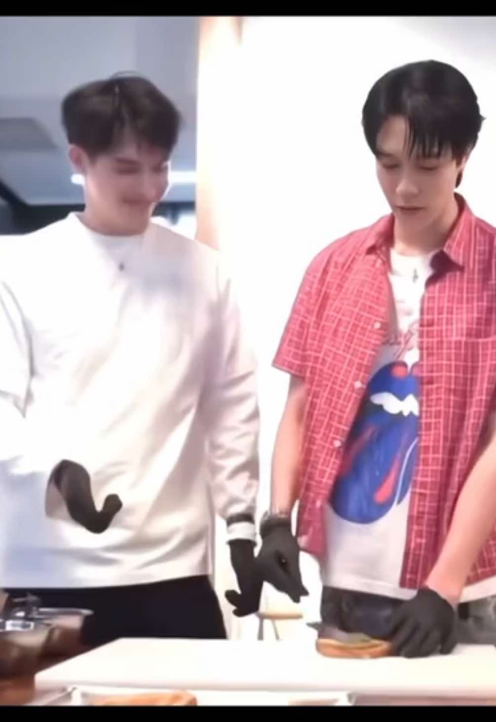 yg dulu sangat cool tapi sekarang sangat berbeda dalam segala hal termasuk nada lembut ketika berbicaraa dan aku sangat menyukai mereka #SKYNANI #skywrongrevee #nanihirunkit #iminaskynani #aktorthailand #handsomeboy #cuteboys #fyp #foryou 