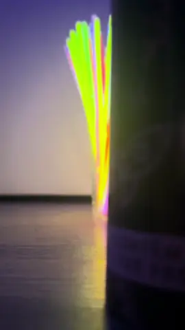 🎉🌈 Festa boa tem que ter NEON! Com o nosso tubo com 100 pulseiras neon, a diversão é garantida do começo ao fim! 💥 Super coloridas, flexíveis e que brilham no escuro, essas pulseiras são perfeitas pra aniversários, baladas, casamentos, carnaval, formaturas e qualquer festa que pede energia e cor! 🕺💃 É só dobrar, agitar e pronto: o brilho aparece como mágica! ✨ Distribua entre os convidados e deixe a pista de dança ainda mais iluminada! 🔥 #PulseirasNeon #PulseiraQueBrilha #FestaNeon #GlowParty #PulseiraFluorescente #BrilhaNoEscuro #KitFesta #NeonVibes #FestaColorida #BaladaGlow #Carnaval2025 #AcessóriosDeFesta #DecoraçãoNeon #FestaEstilosa #TikTokBrasil #FYP #Foryou #ViralTikTok #BrilhoGarantido #NeonTrend #GlowStickParty #AcessórioNeon #AniversárioTop #FestaComBrilho