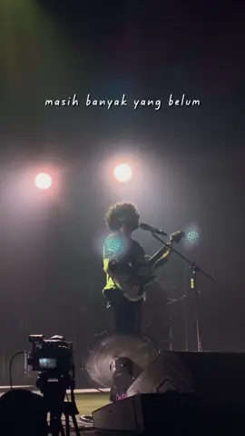 Lagu ini hadir setahun setelah kepergian almarhum Ayah. Pertama kali denger lagunya, langsung jatuh cinta sama setiap liriknya terutama part ini.. “Masih banyak yang belum sempat aku katakan padamu” Walaupun banyak yang belum sempat disampaikan, satu hal yang harus Ayah tau.. I love you more than words can express. You'll always be in my heart🖤   #CapCut #kuntoaji #kuntoajipilumembiru #kuntoajimantramantra #fyp #fypage #fyppp #fypdong #ayah 