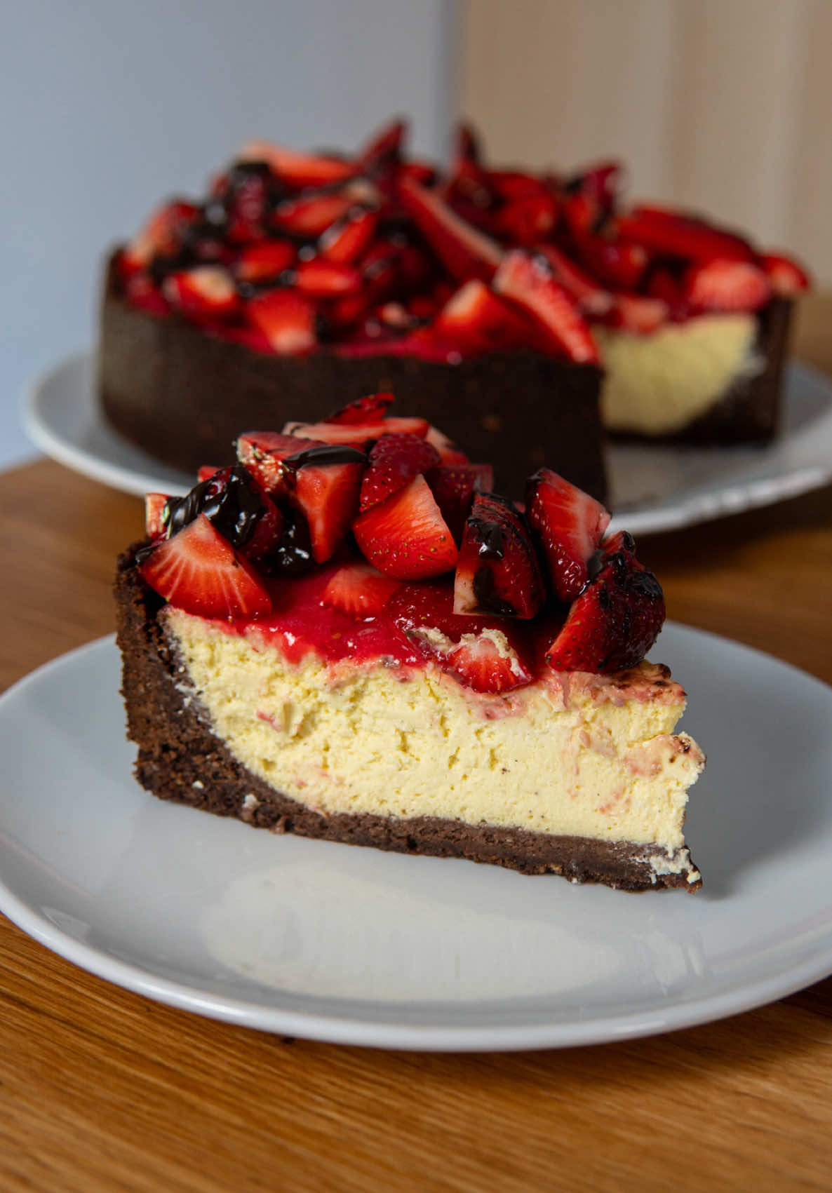 Cheesecake alle fragole🍓 ricotta e cioccolato 🍫 Questa cheesecake sa di sole, di belle giornate, di colori, insomma, sa di Pallotta 🤝 ❤️Lascia un like, salva e condividi il reel🙏 🍩Codice “Fitlovers” -10% sui nostri prodotti  @fitporn per supportarci ❤️ Ingredienti (per uno stampo da 24 cm, dimezza se usi uno da 18-20 cm): Per la base: - 400g di biscotti al cacao (noi light) - 125 g di burro di ghee (o 125 ml di olio di cocco/160 g di burro normale) - 75 ml di latte (40 se usi burro normale) Per la farcia: - 500 g di formaggio spalmabile light/ protein - 500 g ricotta light proteica  - 100 g di eritritolo + dolcificante a piacere, o 0.2 g di sucralosio (oppure 100 g di miele/200 g di zucchero) - 4 uova medie - Vaniglia a piacere  Per la confettura:  -250g lamponi -25g eritritolo +0.1 sucralosio (oppure 80g zucchero) -succo di mezzo limone -1,25g pectina Decorazione: - Crema spalmabile a piacere (noi la nostra crema proteica fondente @fitporn) -  500g fragole Procedimento: Trita i biscotti finemente e mescolali con il burro fuso e il latte. Compatta il composto sulla base di uno stampo antiaderente apribile, rivestito con carta forno, formando anche i bordi. In una ciotola, unisci gli ingredienti per la farcia e versa il tutto nello stampo. Inforna a 180 gradi per 50 minuti in forno statico preriscaldato (il tempo può variare a seconda del forno). Prepara la confettura: Lava e taglia le fragole, mettile in un pentolino unendo gli altri ingredienti. Porta a bollore e frulla con il minipimer per rendere il composto più liscio. Lascia raffreddare. Quando la cheesecake sarà fredda, aggiungi la confettura, fragole fresche tagliate e la crema, dopodiché servi alla tua Pallotta preferita ❤️ #cheesecake #fragole #cioccolato #senzazucchero #ricettelight