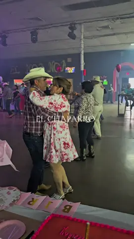 #oklahoma #parati #bailando #cumbianorteñas #virales  #405 #elchaparro una linda pareja de bailadores .siga nuestra pagina oficial raza.
