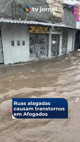 Nesta sexta-feira, a chuva continua causando transtornos para a população. Neste vídeo, você confere como está o cruzamento da Rua 21 de Abril com a Estrada dos Remédios, em Afogados. O vídeo foi registrado na tarde desta sexta-feira (16), às 14h. (VÍDEO: Cortesia) #chuva #afogados #ruas #alagamento #jm #avenida