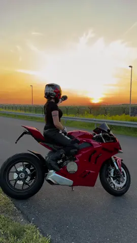 #bikgirl🔥 #foryoupage #fyp #baby #motocross #fypシ゚viral🖤tiktok #raiders #viiiiiiiipppppp🥀🥀 #MIRNAS #pageforyou_🔥viral_video #foryoupage❤️❤️ #DUCATI #explore 