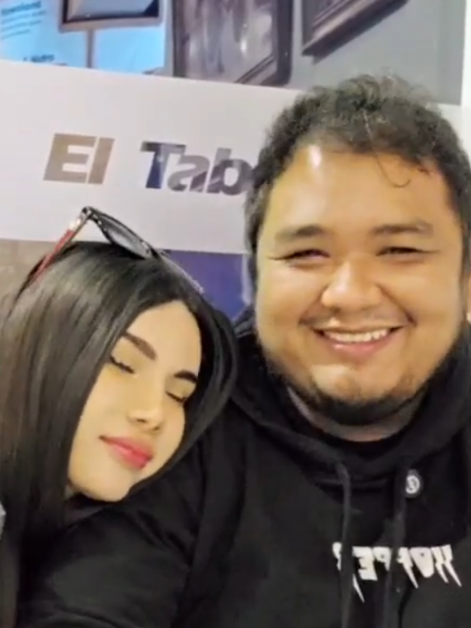 Happy Together 🖤💕 @Sandra Skins @Freddy 'Smash' Sina  #smashkins #sandraskins #sandraskinsclips #sandraskins_fans  #smashdota #dota2 #fyp #paratiiiiiiiiiiiiiiiiiiiiiiiiiiiiiii #parejas #kick  #amor #peru🇵🇪  Smash y Sandra Skins en Tacna , stream smashdota en kick 15/05/2025 