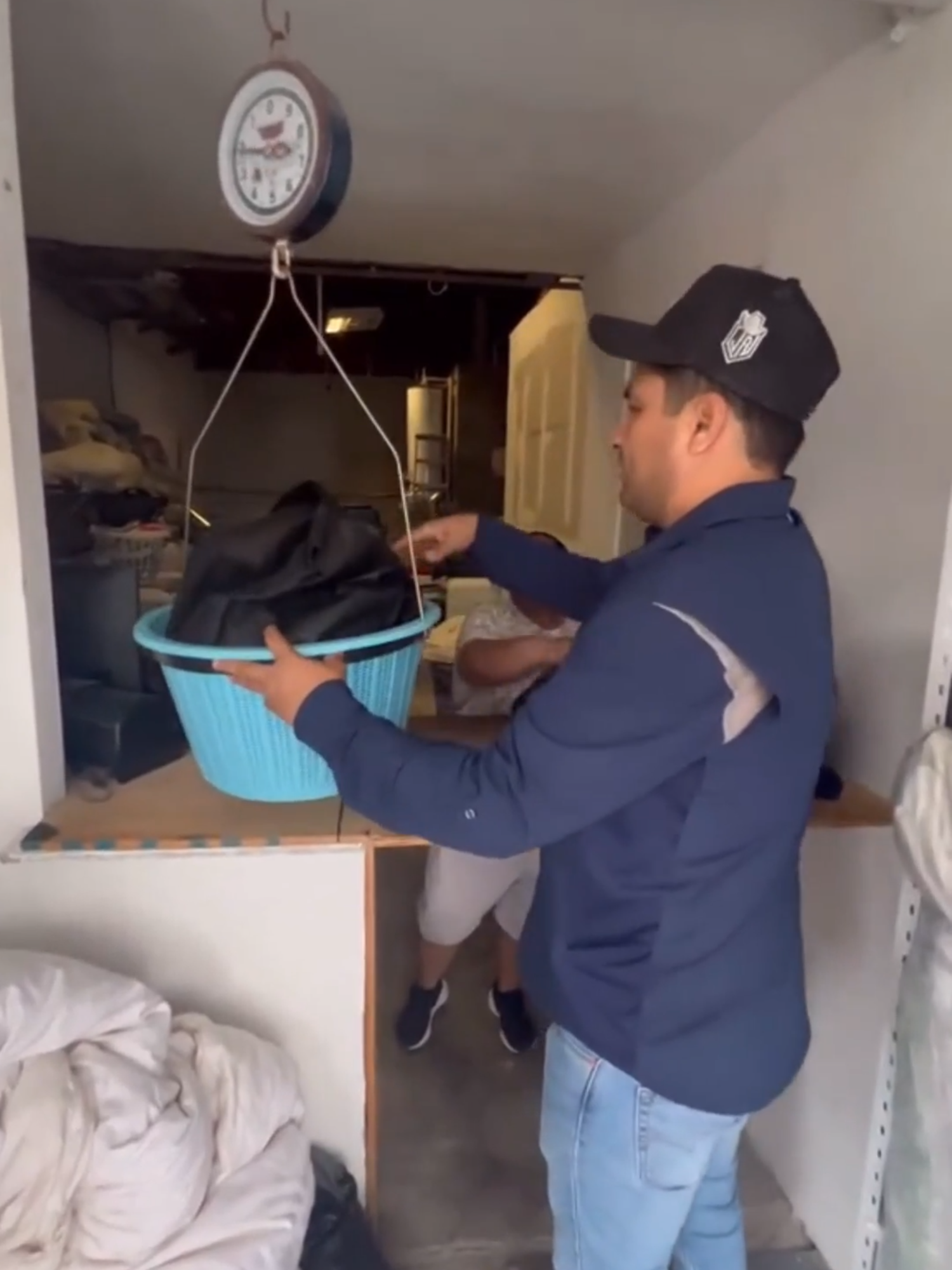 Ya sé que la ropa limpia se lava en casa pero si estaba sucia. 😂 #LosPasosDeJulion #JulionAlvarez #JAySNB