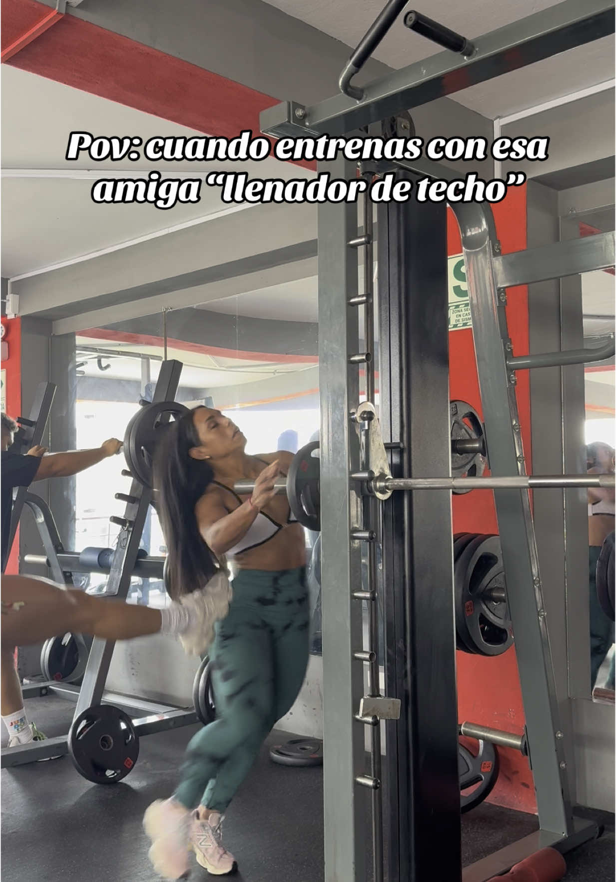 🤣🤣🤣 etiqueta a esa amiga que le gusta cargar pesado 🙈💪🏻👀 #parati #viral #soloparati #fyp #Fitness #gym #disciplina #motivation #humor 