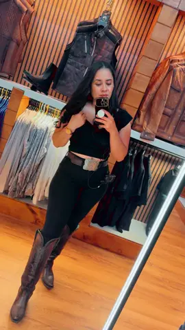 Se volvieron mis favoritas! #corralboots #vaquerastyle #botinescharros #cawgirl #comodidadyestilo #tiendavaquera #🖤 