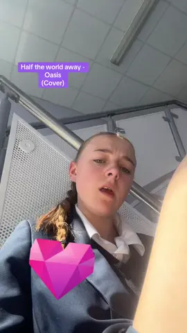 Little clip from today @𝓛𝓪𝔂𝓵𝓪🍒 #oasis #halftheworldaway #singer #covers 
