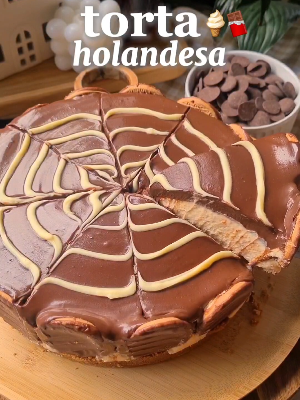 Torta Holandesa Ingredientes base da torta: • 160 g de biscoito • 100 g de manteiga - Triture as bolachas até virarem uma farofa. - Depois, adicione a manteiga e misture até formar uma massa moldável. - Transfira para uma forma de fundo removível, espalhe e pressione bem até ficar firme. - Asse em forno pré-aquecido a 180 °C, por 10 min. - Espere esfriar antes de colocar as bolachas ao redor da forma e o creme. Ingredientes do creme: • 200 g de manteiga (sem sal) • 200 g de açúcar • 2 latas de creme de leite bem gelado (com 30% de gordura) • Essência de baunilha a gosto (opcional) • 2 gemas (opcional) -Deixe gelar por completo seu creme de leite. Gosto de deixar na geladeira no dia anterior que vou preparar a receita. - Separe o soro e reserve para a ganache. - Bata a manteiga com o açúcar até virar um creme claro. - Adicione o creme de leite e bata mais um pouco até ficar homogêneo. - Despeje o creme em cima da base de bolacha. - Deixe no congelador por no mínimo 5 horas. Obs: Se for colocar a essência de baunilha e as gemas, é só bater junto com a manteiga e o açúcar. Ingredientes da ganache: • 200 g de chocolate • 100 g de creme de leite (ou o soro do creme e creme de leite (ou o soro do creme) - Derreta o chocolate e misture com o creme de leite. - Despeje a ganache por cima da torta já gelada, espalhando e cobrindo bem todos os cantinhos. - Leve para a geladeira até firmar a ganache.  #receita #sobremesa #torta #tortaholandesa #tortaholandesa🍰  #doce  #comida #culinaria #ganache #chocolate #receitas  #receitasimples #receitafacil #Recipe #dessert #pie #fyp #fyyyyyyyyyyyyyyyy 
