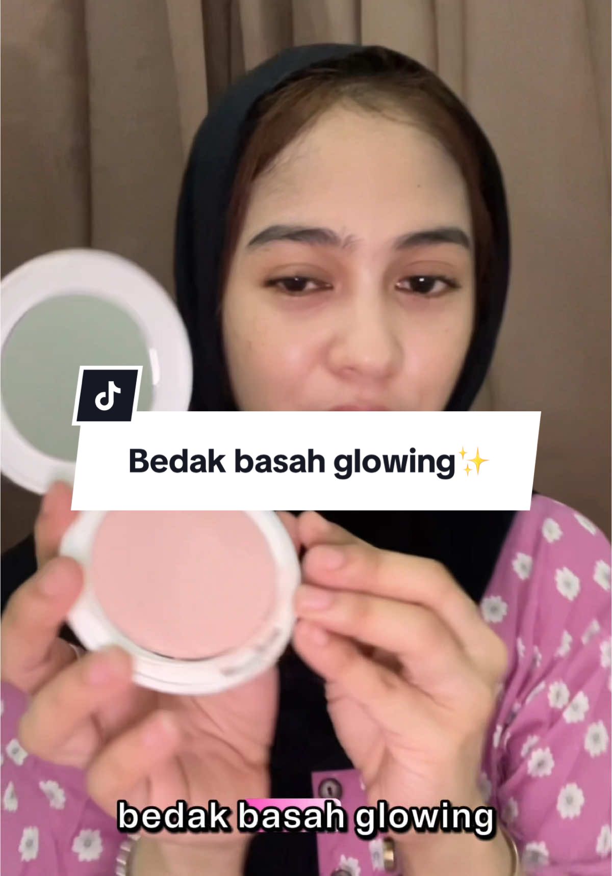 Review pemakaian Bedak basah glowing✨ Bedaknya benar2 basah, kaya ada banyunya tu nah🤭 mkanya dikulit muka bagus bnr, lembab kd meolah kulit kering... Tahan ja ni sebulan,2bulan hanyar habis walaupun dipakai setiap hari,  Kelebihan bedak ini kd pakai busa kaya cushion tuh, makanya kwa dipakai sampai lingis🙈dan yg pasti kd tebuang2 apalagi sampai karing dibusa nya rajin😅👻