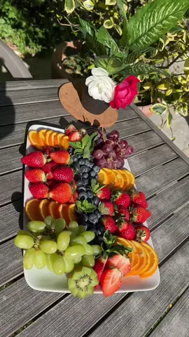 C’est la saison des pique-niques 🌺💐 une petite assiette de fruits 🍇 🍓🥝 facile à faire pour vous                    #fruitplatter #picnicday #piquenique #picnic #recetterapide #idéerecette #picnicparty #picnicseason #picnicaesthetic #fruit 