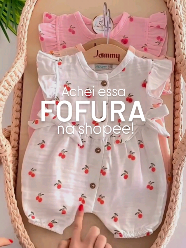 Esse macacão de cerejinha é aquele detalhe doce que transforma qualquer look de bebê em puro encanto. Conforto, estilo e muuuito amor em cada costura! #MacacãoDeBebê #LookinhoDoDia #ModaBebê #AchadinhosShopee #RoupaDeBebê #BebêFashion #BebêEstilosa #CerejinhasFofas #MamãeEstilosa #MaternidadeComEstilo #ShopeeAchadinhos #ShopeeBrasil #RoupinhasFofas #MãeDeMenina #MacacãoDeCereja