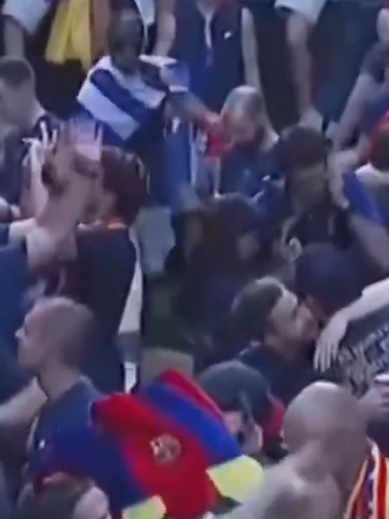 😅 El 'accidente' de Ronald Araujo y las risas de Olmo y Eric García #fcb #fcbarcelona #champions