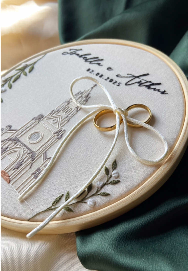 Feito especialmente para Isabella e Arthur 🤍✨ • Feito sob encomenda, com carinho e exclusividade.   • Porta alianças de 20cm, perfeito para o seu grande dia!   • Para mais detalhes, entre em contato pelo link da bio ou pelo WhatsApp: (12) 98876-0743. #bordado #casamento #noiva #portaalianca #portaaliancabordado 