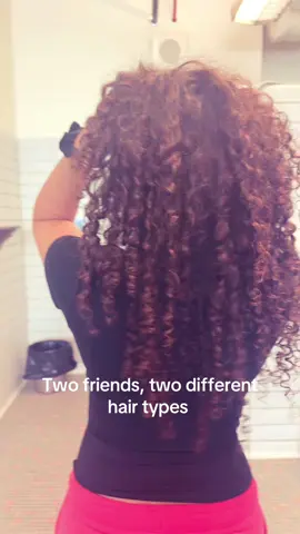 👩‍🦱 #curls #hair #curlyhair #twins #curltypes #school #relatable #freinds #curlscurlscurls #fyp 