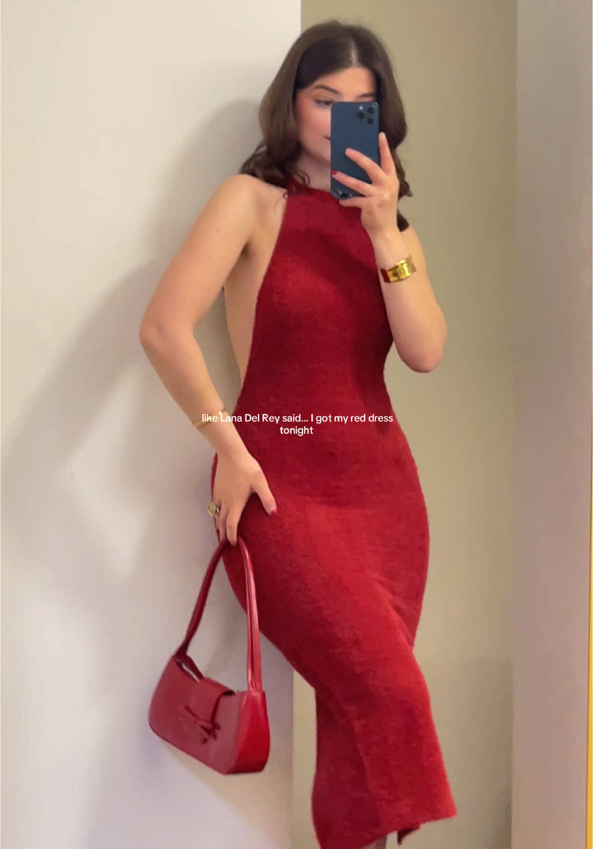 🌹 #timelessvibes #elegantstyle #fashionmoment #fashioninspo #reddress #reddress 