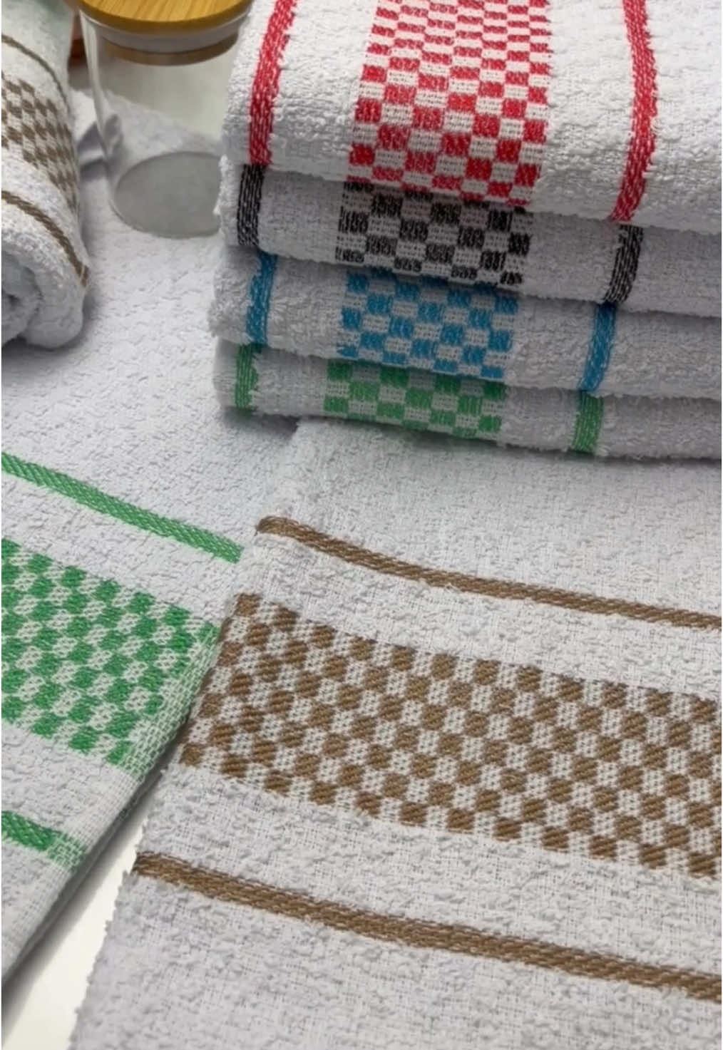 Seu dia a dia mais prático e elegante! Os panos de copa felpudo jacquard oferecem absorção superior, toque suave e um acabamento refinado que valoriza a decoração da sua cozinha.💖